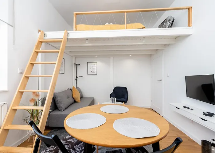 Old Town Chic With Mezzanine By Bookinghost דירה